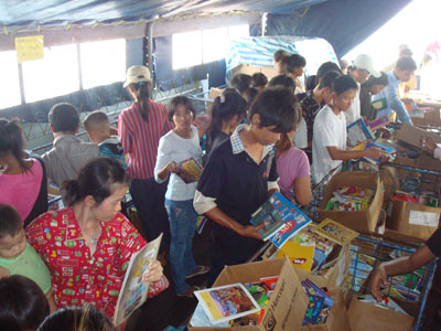 Bezoekers in de dependance van de bookfair op het kraandek