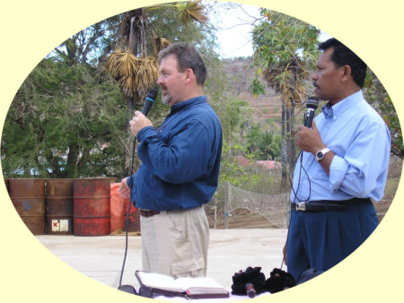 ds. Paul Pouwelse wordt vertaald door ds. Jonathan Jacobus op een van de eilandjes in de Molukken tijdens een dienst voor kinderen op een middelbare school